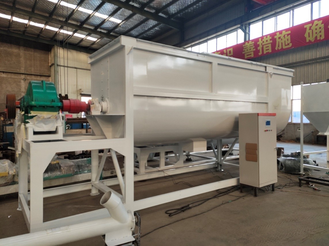 Horizontal feed mixer integrated in a feed processing factory