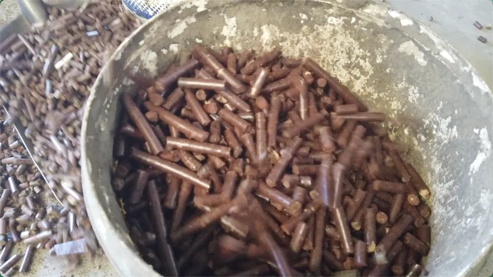 Pellet mill flushing material collected separately from production pellets