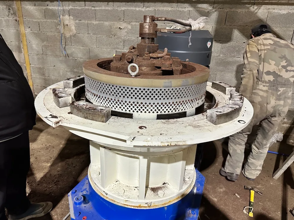 Ring die installed in an open wood pellet mill chamber