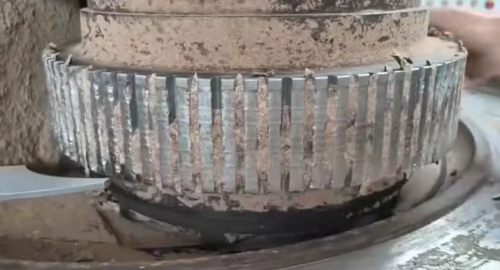 Roller shell working surface showing groove condition and wear
